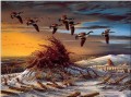 日没の冬の雪の中の鳥の渡り